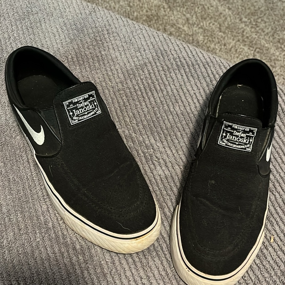 Youth 6 or Women’s 7.5 Nike Skater Shoes - Picture 3 of 5